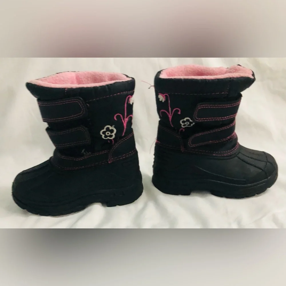 Girl’s winter snow Boots front double adjustable  straps pull on black. 6